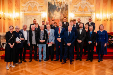 Cenu města získaly čtyři osobnosti a jedna kapela. Počin roku patří hasičům / fotogalerie / 050-cena-mesta